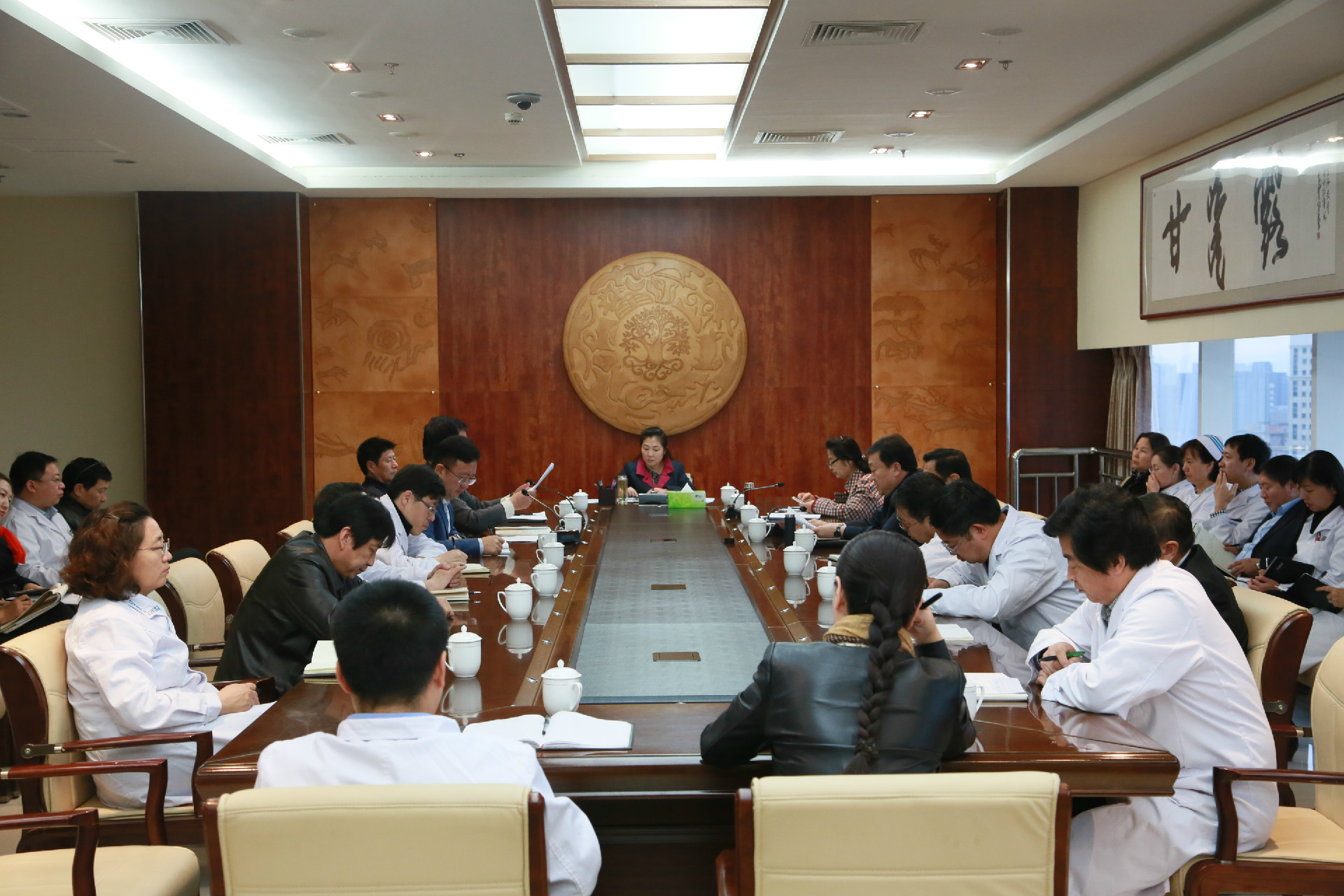内蒙古国际蒙医医院党委中心组专题学习《呼和浩特市城市公立医院综合改革方案》