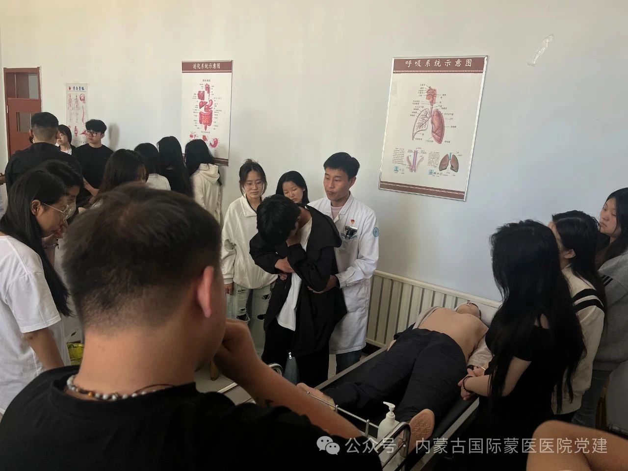 【党支部品牌建设年】内蒙古自治区国际蒙医医院各党支部深入校园、社区、单位开展主题党日活动