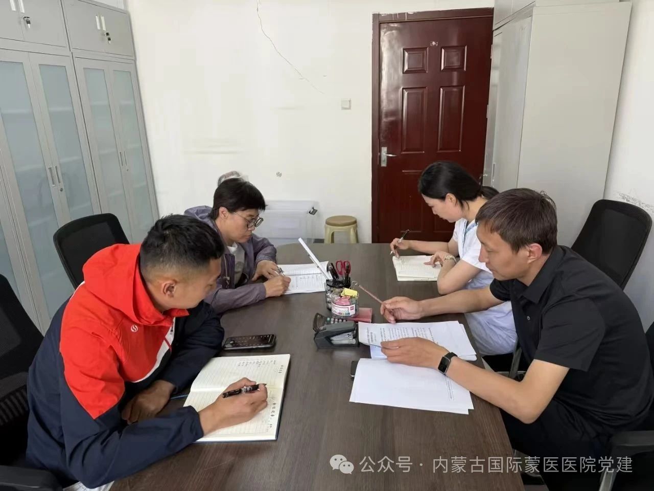 【深入贯彻中央八项规定精神学习教育】内蒙古自治区国际蒙医医院各党支部开展支部书记讲纪律作风专题党课