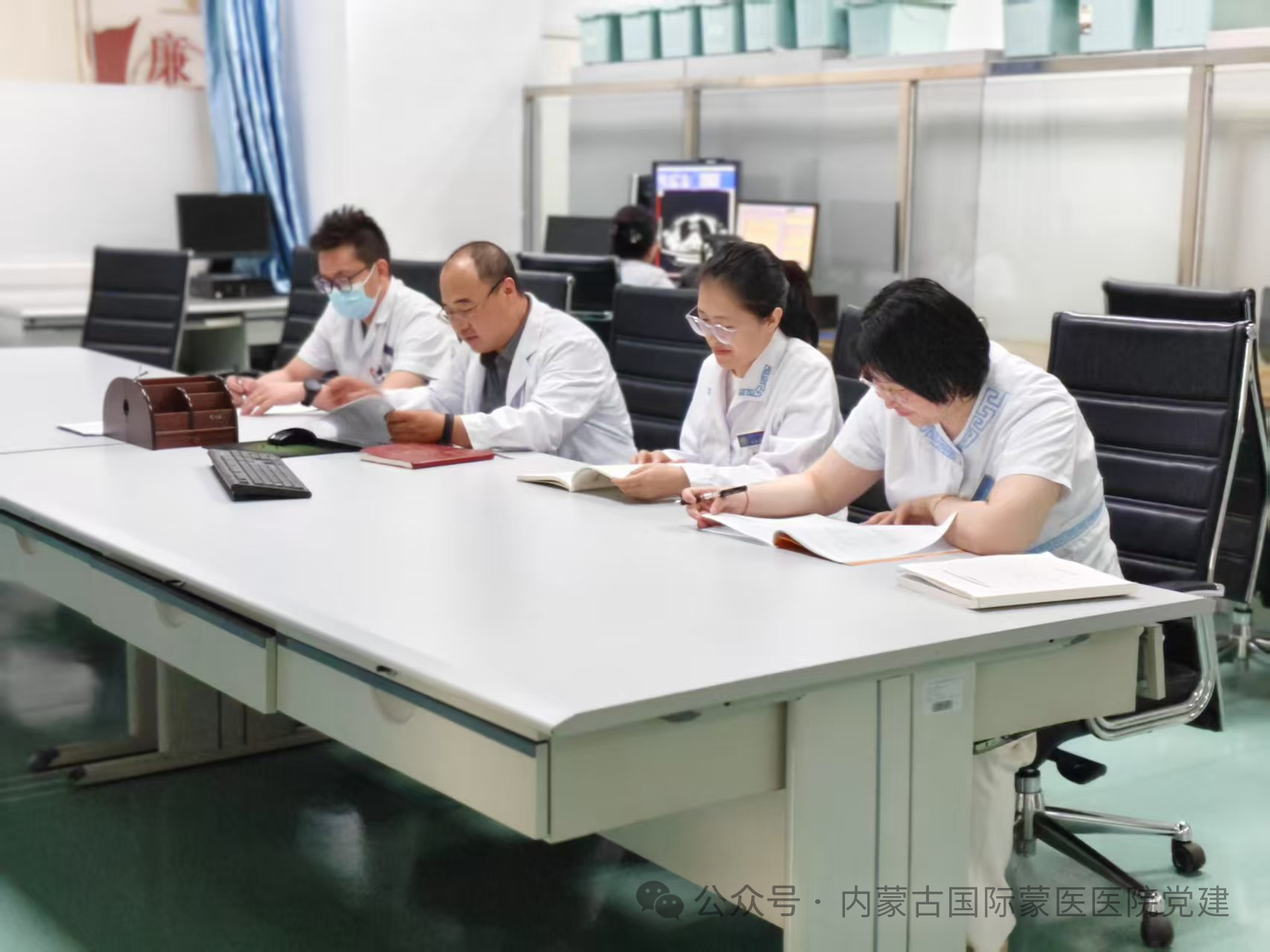 【深入贯彻中央八项规定精神学习教育】内蒙古自治区国际蒙医医院各党支部开展集中学习、主题党日活动和支部书记讲纪律作风专题党课