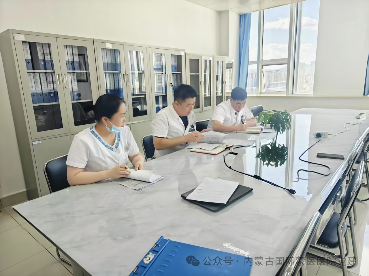【深入贯彻中央八项规定精神学习教育】内蒙古自治区国际蒙医医院各党支部召开集中学习会
