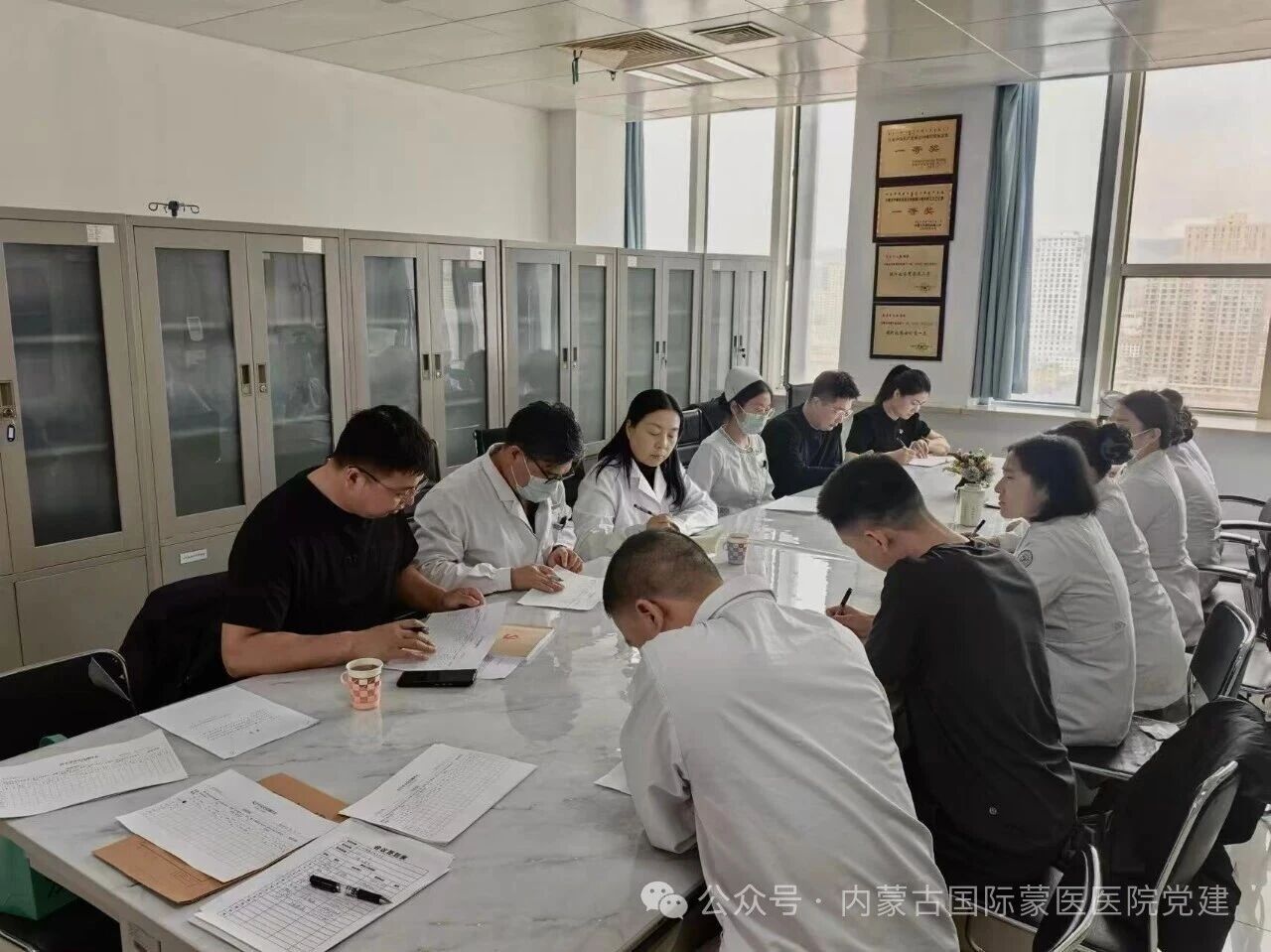 内蒙古自治区国际蒙医医院第三十七党支部召开2025年度组织生活会，医院党委委员、纪委书记刘淑清以普通党员身份参加