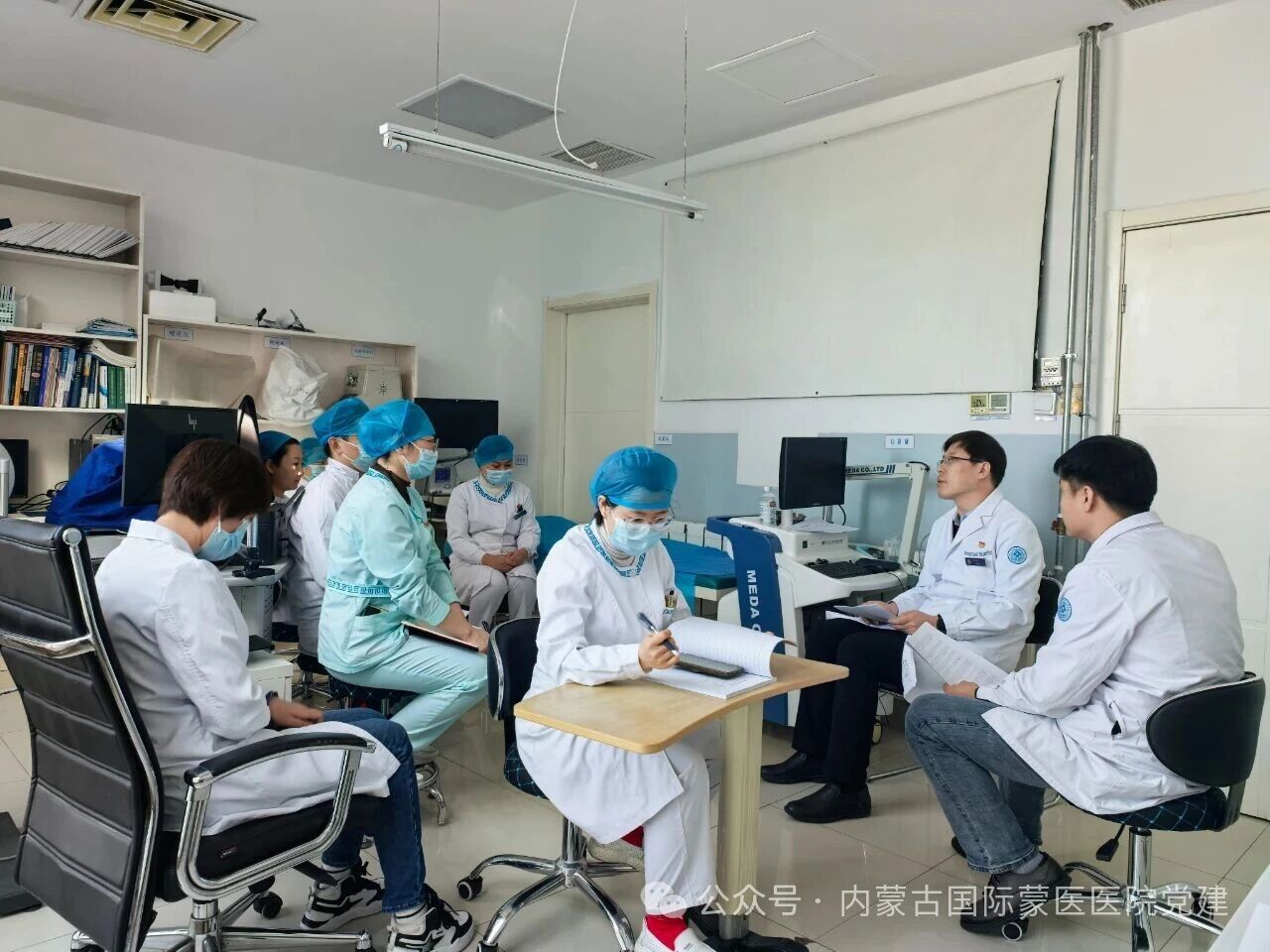 内蒙古自治区国际蒙医医院第四十七党支部召开2025年度组织生活会，医院党委副书记巴特金以普通党员身份参加